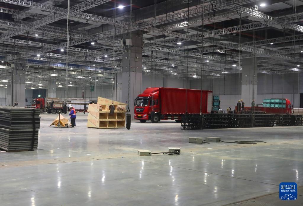 新华全媒＋丨第七届进博会：首批展品进馆 布展工作有序推进