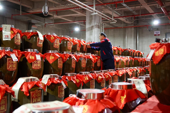 劲牌研究院陈酿技术研究室主任林韡在陶缸酒库巡查。伊霄摄