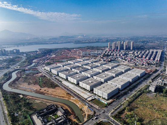劲牌“在水一方”陶缸酒库及在建的产业园区。王哲摄
