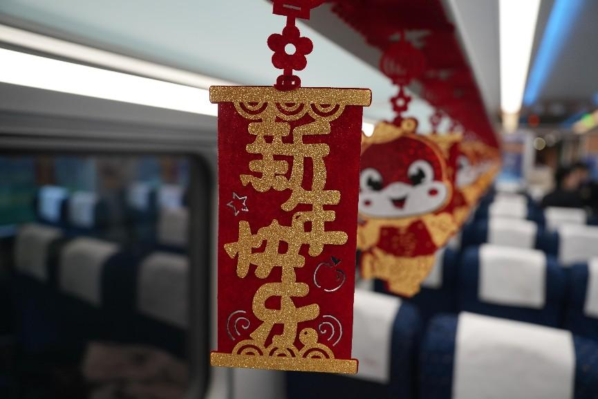 “井冈山号”列车春晚车厢布置。人民网 欧阳易佳摄