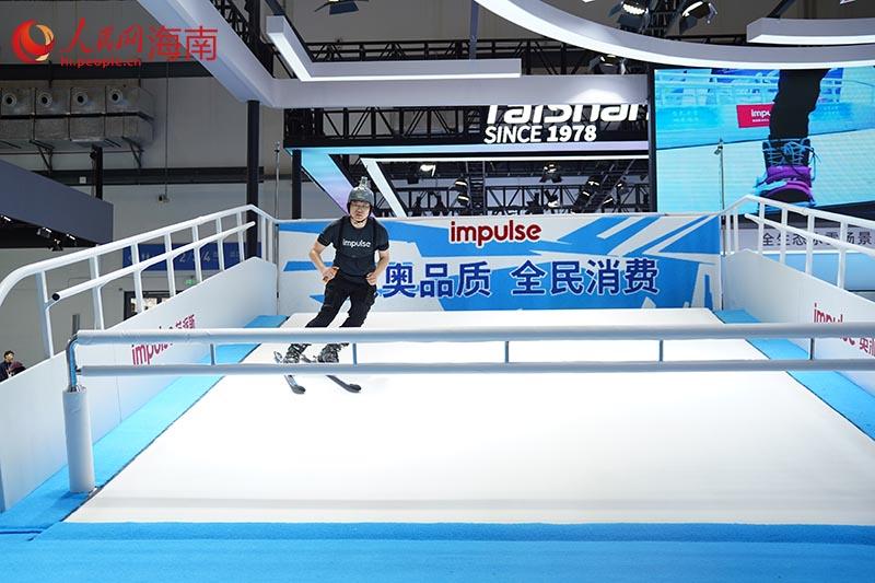 工作人员使用滑雪模拟机。 人民网记者 孟凡盛摄