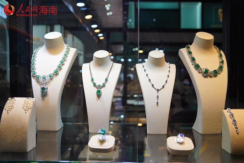 消博会上展出的珠宝类展品。 人民网记者 孟凡盛摄