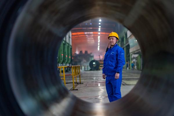 工作中的郭鹏。受访者供图