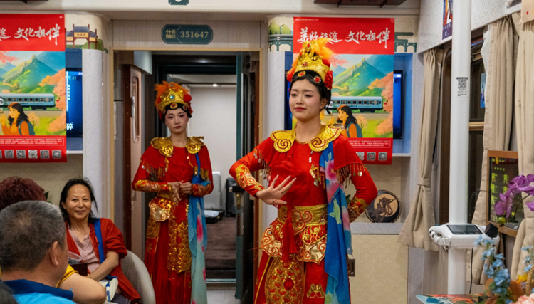 列车上举办民族舞蹈等活动。