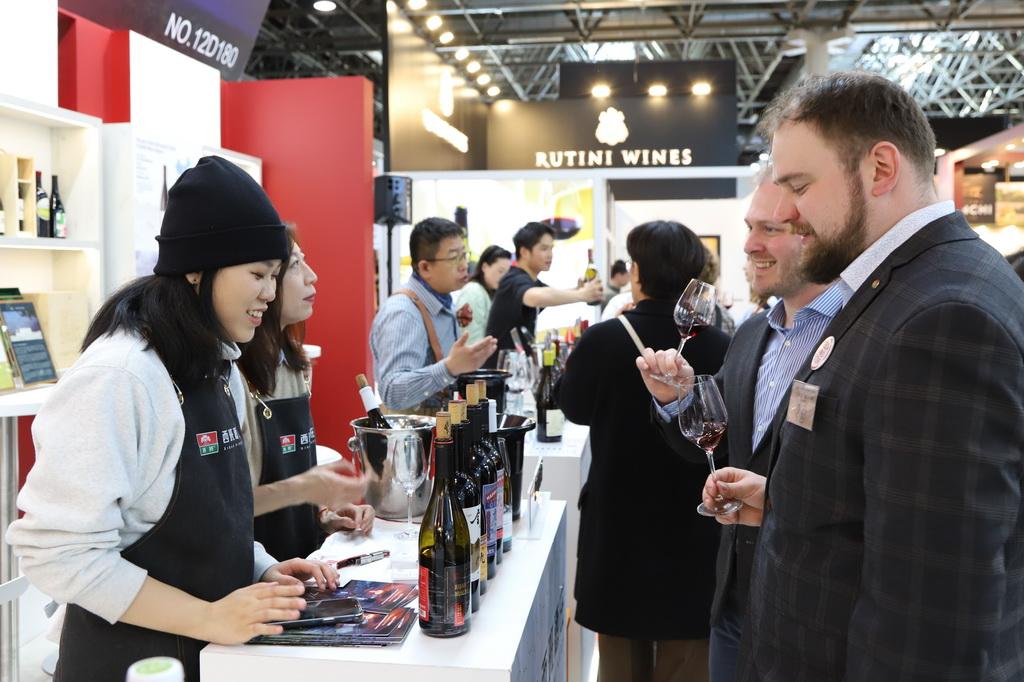 在德国杜塞尔多夫举行的2025年杜塞尔多夫葡萄酒与烈酒展上，参观者品尝中国宁夏产区的葡萄酒（2025年3月16日摄）。新华社记者 刘向 摄