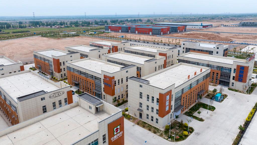 位于宁夏银川市永宁县的闽宁产业园（2025年6月1日摄，无人机照片）。新华社记者 杨植森 摄