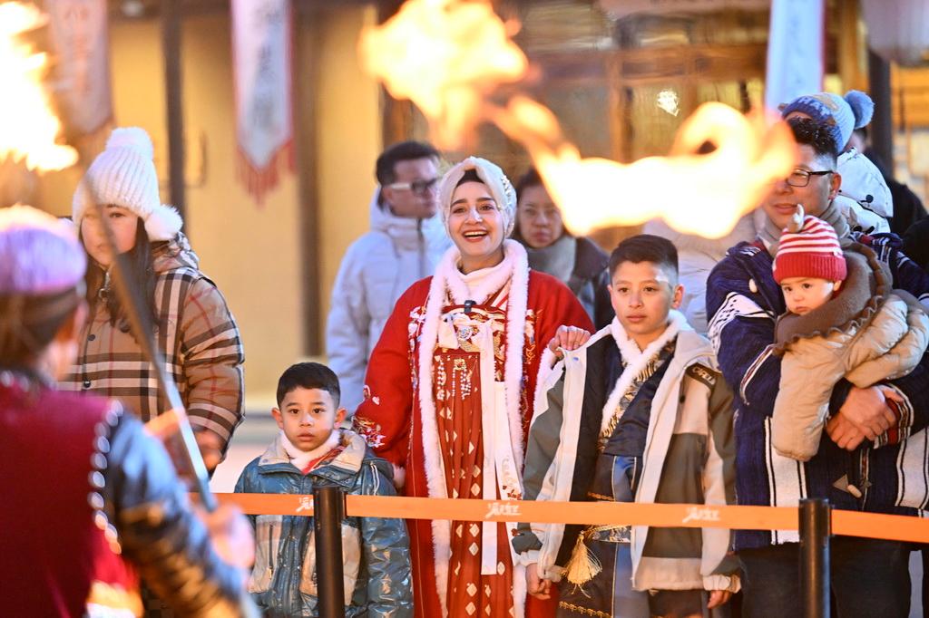 外国友人在“漫葡·看见贺兰”沉浸式演艺小镇内观看演出（2025年1月14日摄）。新华社记者 王鹏 摄