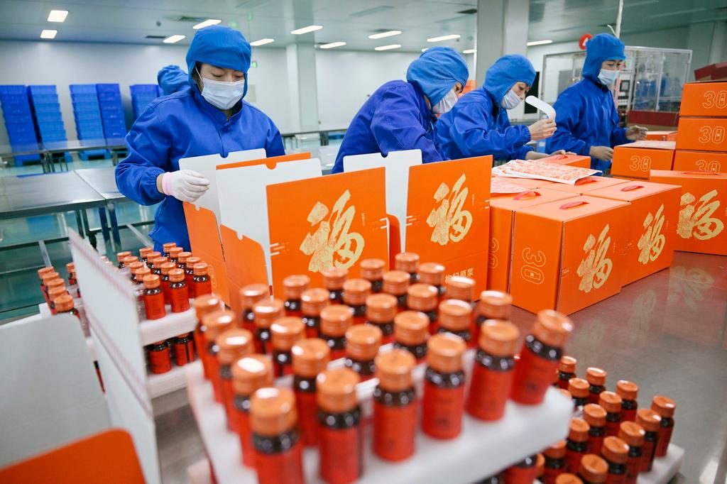 工作人员在位于银川市贺兰县的宁夏百瑞源枸杞包装车间打包枸杞产品（2025年2月7日摄）。新华社记者 王鹏 摄