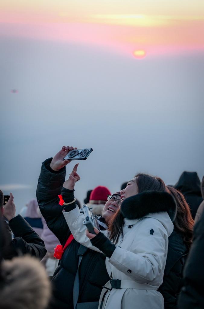 2025年的第一天，人们在宁夏银川市贺兰山滚钟口景区笔架峰附近迎接日出（2025年1月1日摄）。新华社记者 冯开华 摄