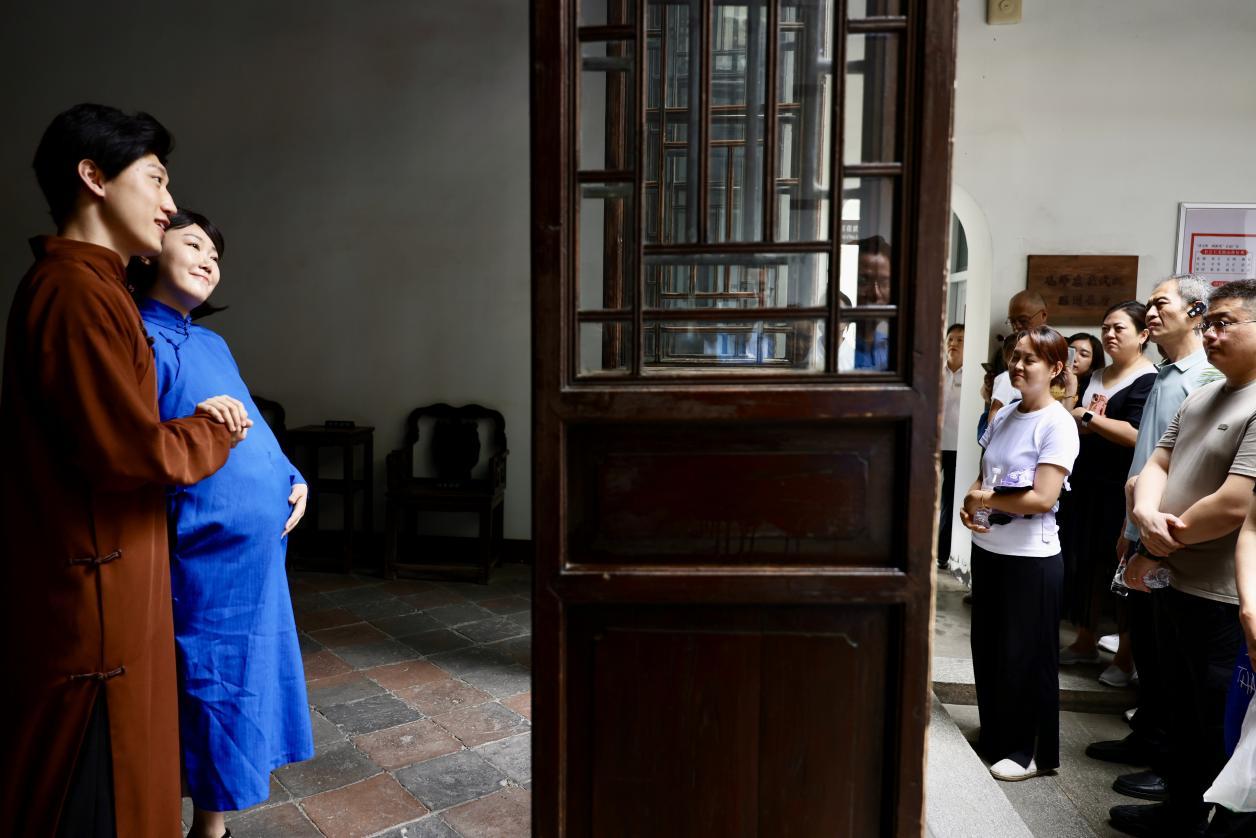 游客正在观看沉浸式思政课《最后的团聚》。蒋雨师摄