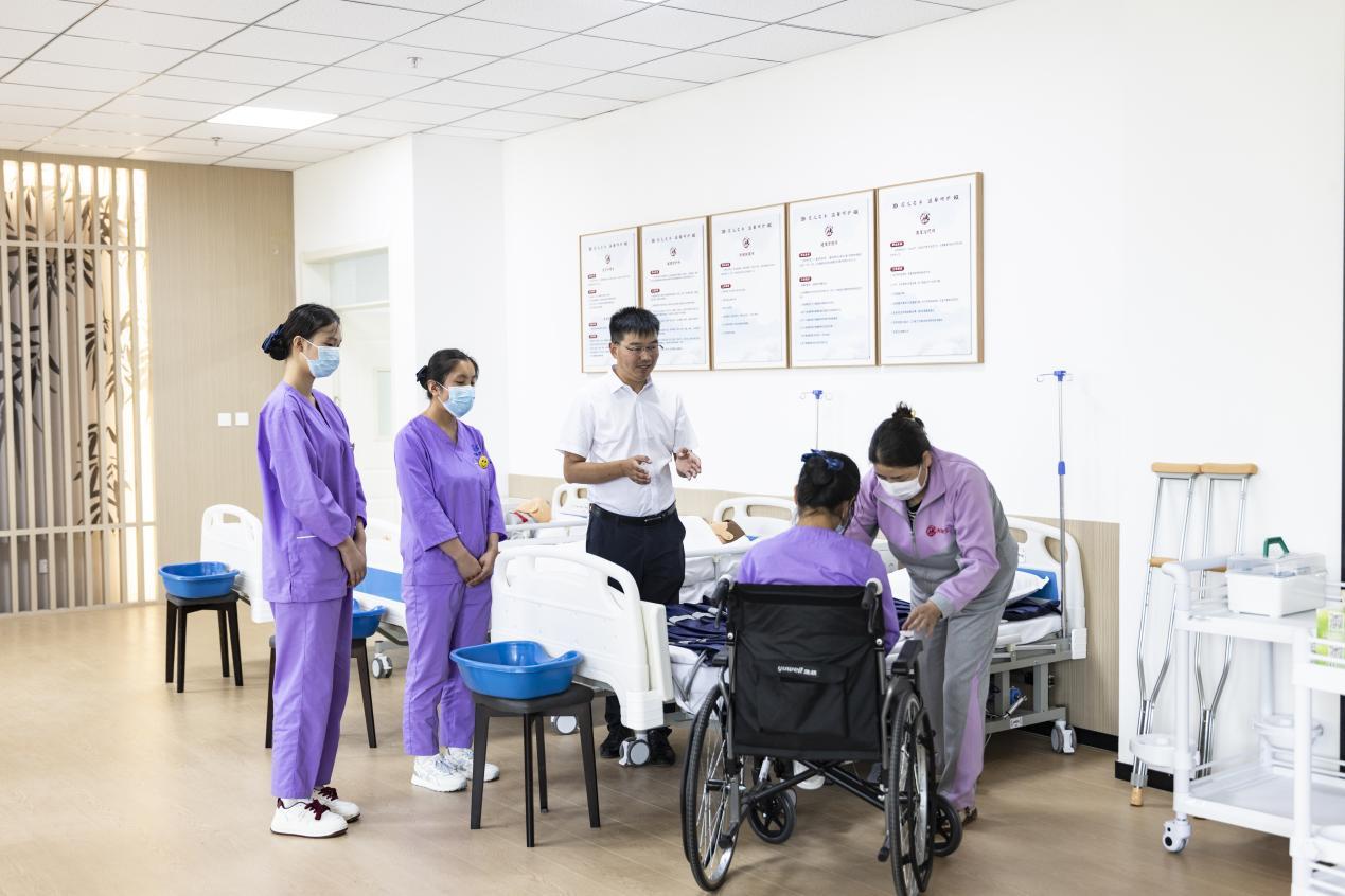 大通护工产业发展基地内，学员正在进行护理技能培训。王剑摄
