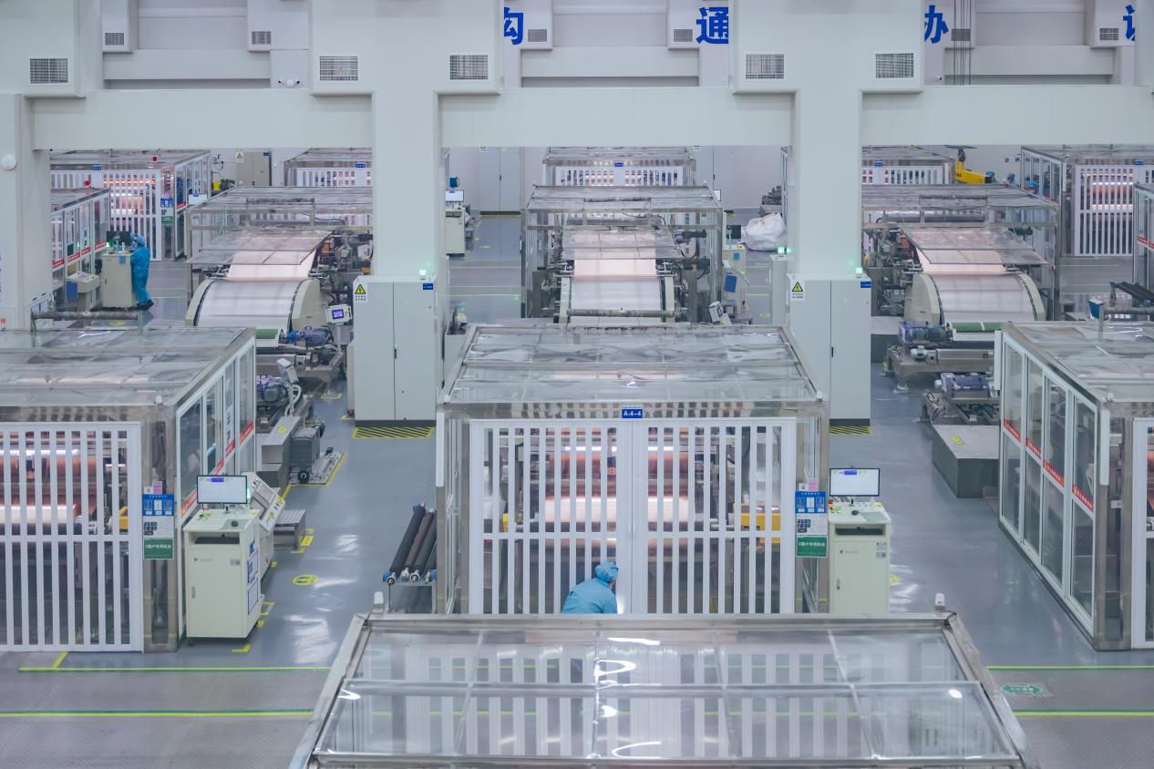 工作人员在甘肃海亮新能源材料有限公司铜箔智造车间忙碌。邱活摄