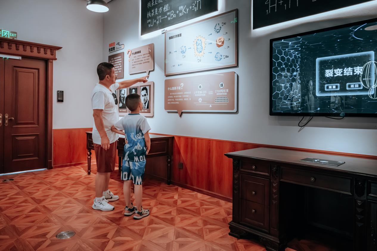 游客在四川两弹城博物馆里参观。邱活摄