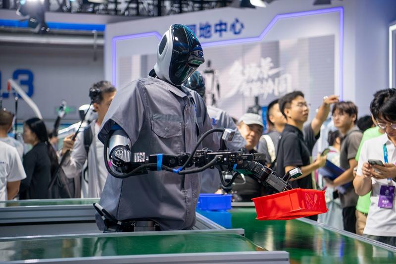 2025世界机器人大会上展出的工业人形机器人。人民网记者 翁奇羽摄