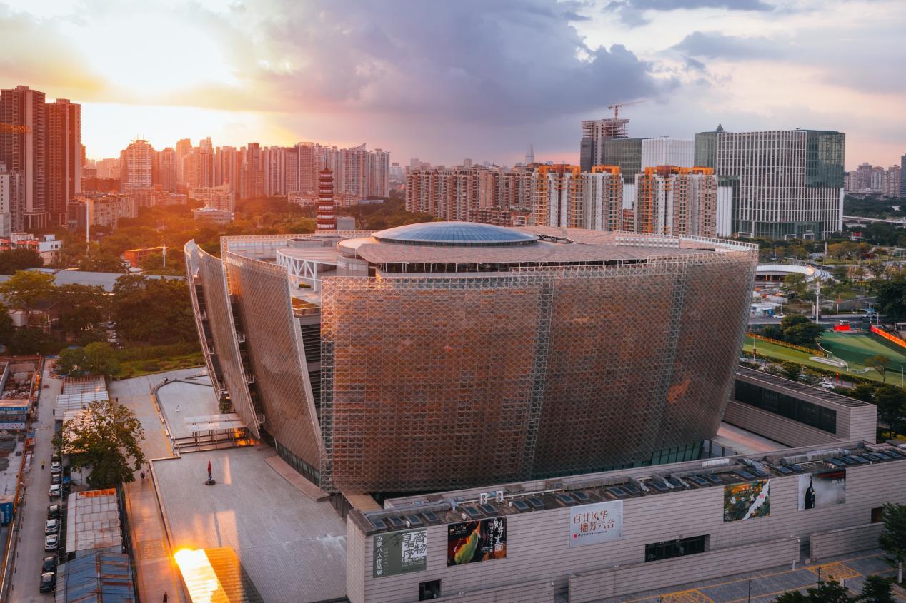 黄昏霞光里的广州艺术博物院（广州美术馆），其外立面幕墙全部采用太阳能光伏玻璃建造。邱活摄
