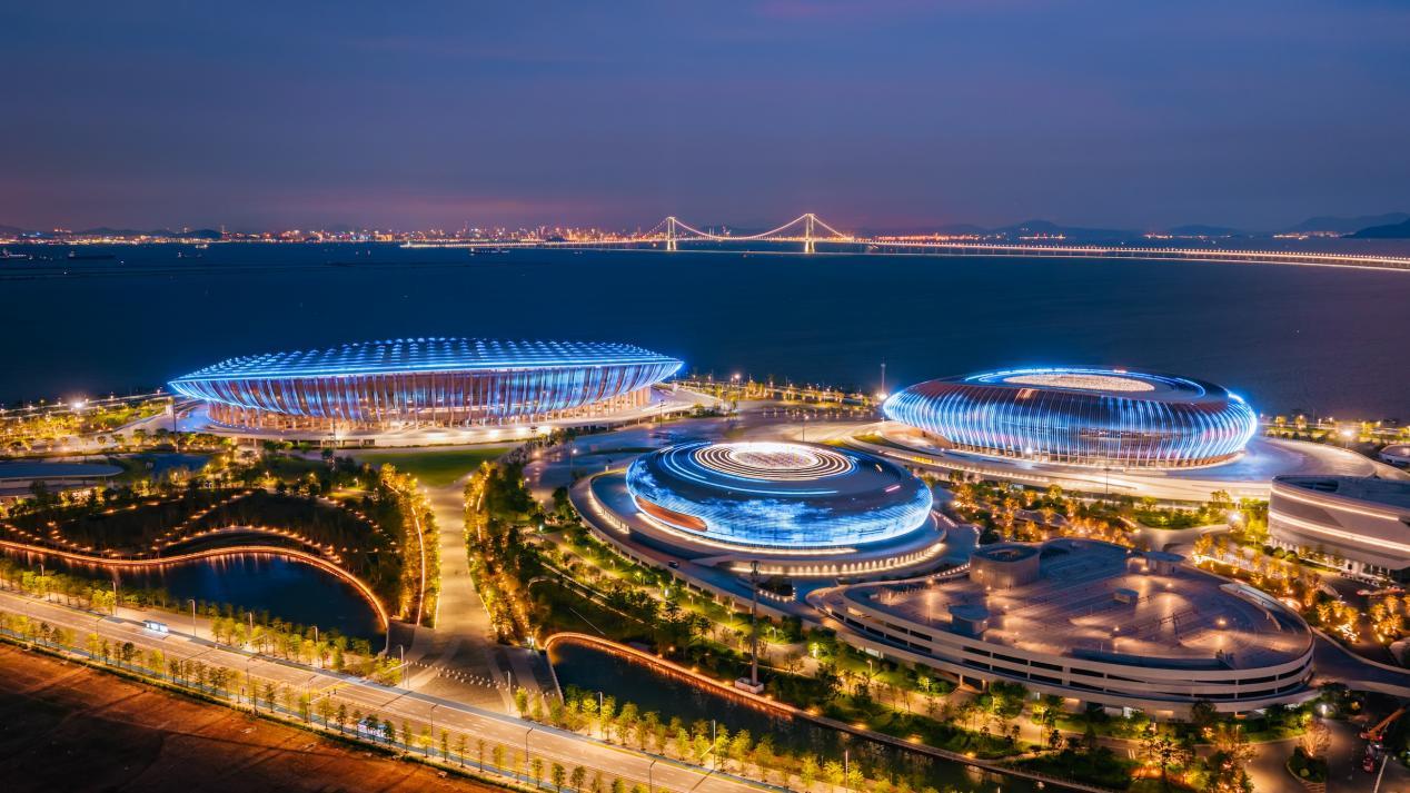 夜幕下灯火璀璨的大湾区文化体育中心。邱活摄