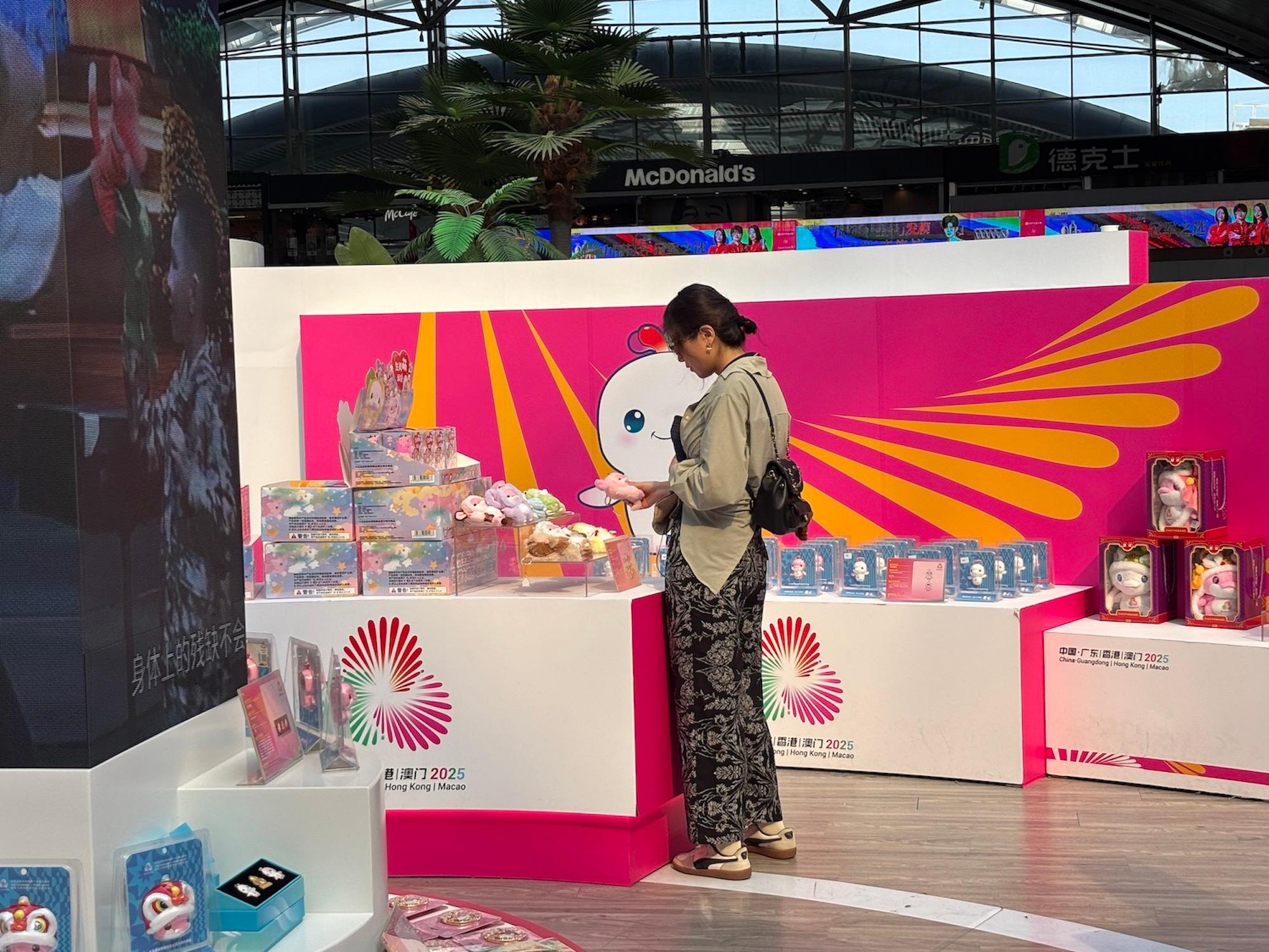 10月10日，十五运会吉祥物和周边产品冰箱贴在广州南站销售。实习生 赵怡华摄