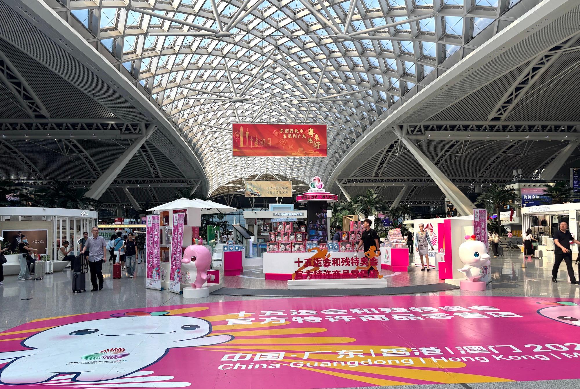 10月10日，十五运会官方特许商品零售店在广州南站开设。实习生 赵怡华摄