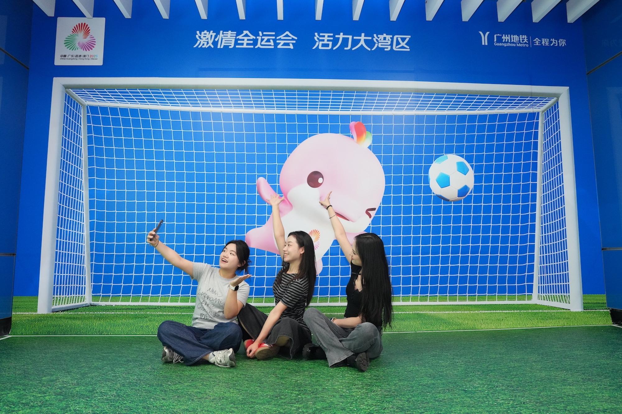 10月10日，位于广州地铁黄村站的“看激情全运，享羊城精彩”全运会主题站，吸引游客打卡。广州地铁集团供图