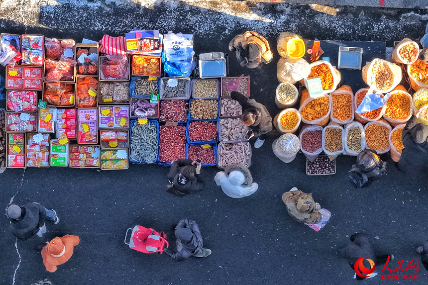 市民游客在大集上采购商品。人民网记者 李洋摄 