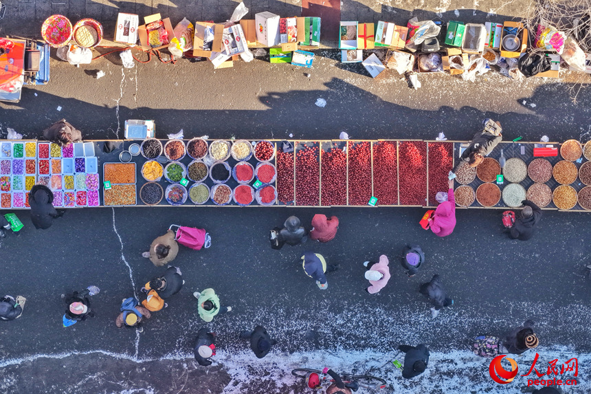 市民游客在大集上采购商品。人民网记者 李洋摄