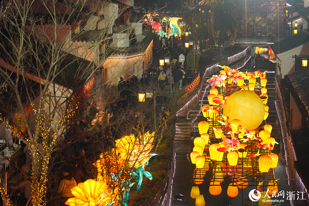 市民观看2026宁波江北慈城马年新春灯会。人民网 章勇涛摄